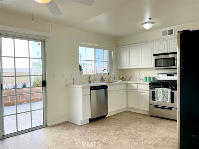 Detail Gallery Image 8 of 46 For 4315 W 145th St #10,  Lawndale,  CA 90260 - 3 Beds | 2/1 Baths
