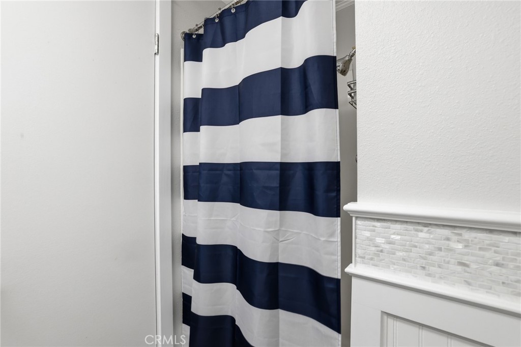 https://media.crmls.org/medias/d166132c-966a-4df8-a172-dbc982de2841.jpg?preset=X-Large