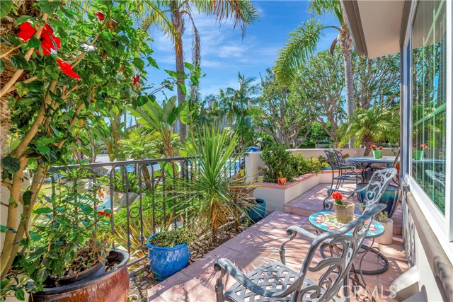 19325 Peachtree Lane, Huntington Beach CA: https://media.crmls.org/medias/d167d421-2b49-4dcd-8bbc-1c75c930a957.jpg