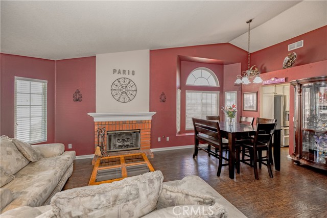 Detail Gallery Image 4 of 47 For 20419 Kesley St, Canyon Country,  CA 91351 - 6 Beds | 3 Baths