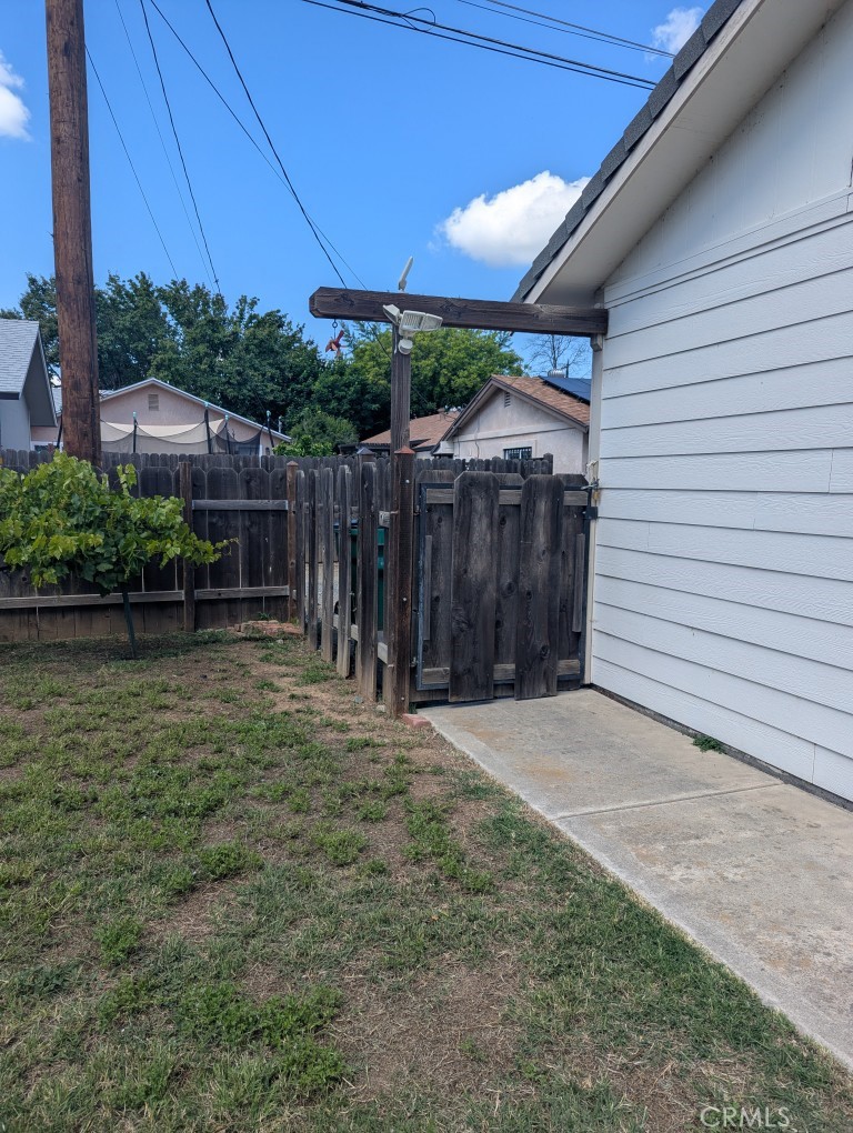 https://media.crmls.org/medias/d170b09d-2035-438f-a0d4-0026a648c69a.jpg?preset=X-Large