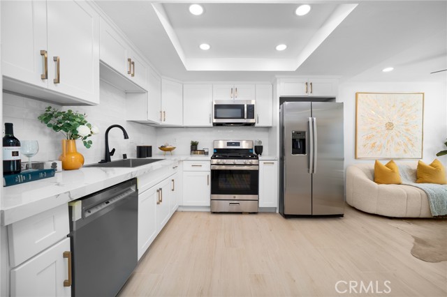 Detail Gallery Image 8 of 27 For 102 Intrepid, Newport Beach,  CA 92663 - 4 Beds | 3 Baths