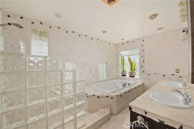 Detail Gallery Image 19 of 41 For 4389 San Blas Ave, Woodland Hills,  CA 91364 - 4 Beds | 2/1 Baths