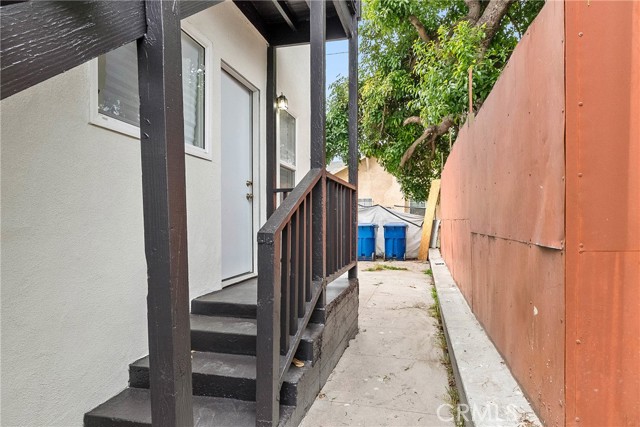 1209 W 40th Place, Los Angeles CA: https://media.crmls.org/medias/d1772df9-6998-43d9-b69a-72ebfbe61dcb.jpg