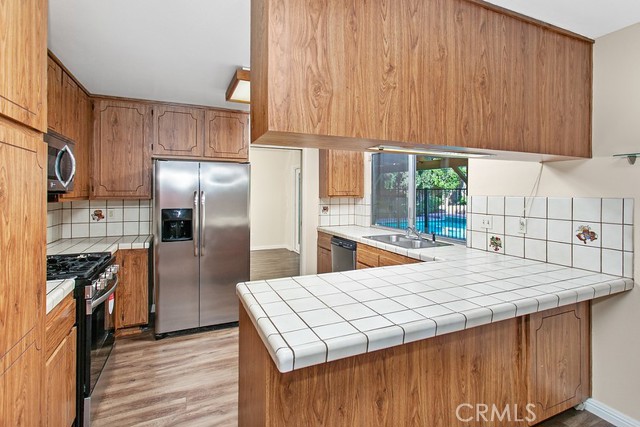 Detail Gallery Image 4 of 15 For 7280 Darnoch Way, West Hills,  CA 91307 - 4 Beds | 3 Baths