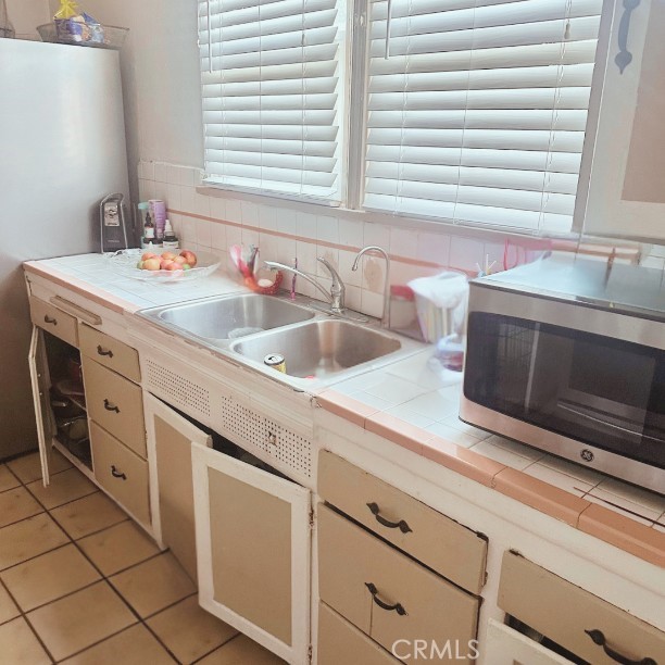 241 S Kern Avenue, Los Angeles CA: https://media.crmls.org/medias/d17b9c5c-7cf5-49b7-85f5-5dc4fc658b0d.jpg