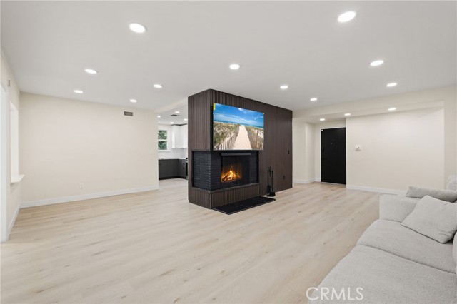 Detail Gallery Image 2 of 37 For 6556 Corbin Ave, Reseda,  CA 91335 - 4 Beds | 2 Baths