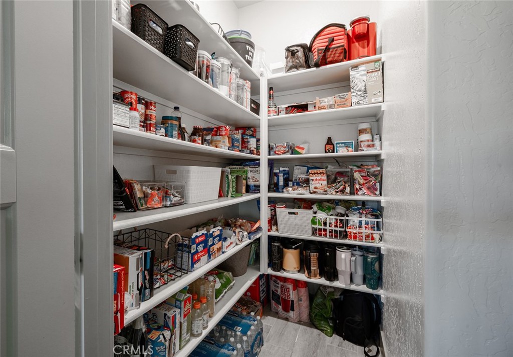 https://media.crmls.org/medias/d17f32d0-5e6d-4051-b1c9-6085310cc720.jpg?preset=X-Large