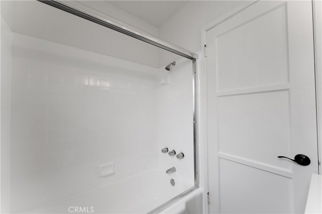 https://media.crmls.org/medias/d17f5072-7405-42b4-83d0-9349e50f39cf.jpg?preset=X-Large