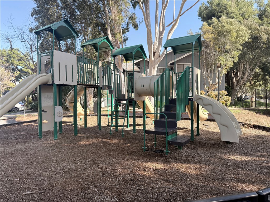 https://media.crmls.org/medias/d184e237-f0f2-4397-a016-f410eb0d416b.jpg?preset=X-Large