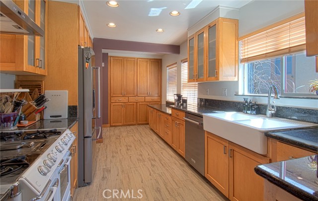 Detail Gallery Image 16 of 41 For 330 Colleen Pl, Costa Mesa,  CA 92627 - 4 Beds | 3 Baths