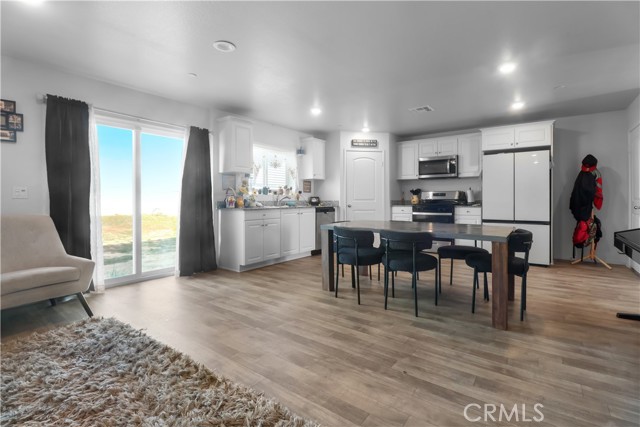 Detail Gallery Image 6 of 18 For 10292 Vanessa Ct, Adelanto,  CA 92301 - 4 Beds | 2/1 Baths