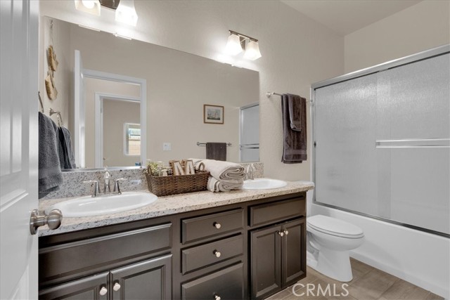 2454 W Mallard Lane, Hanford CA: https://media.crmls.org/medias/d187e70c-40bf-41cf-bcf2-c4a9680c15be.jpg