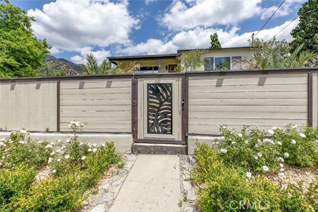 10630 Samoa Avenue, Tujunga CA: https://media.crmls.org/medias/d18c7466-a50f-46a2-bbc4-78c61079d944.jpg