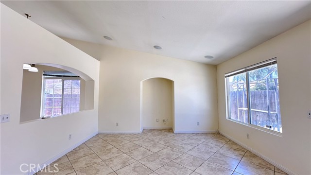 Detail Gallery Image 4 of 11 For 15060 Spring St, Fontana,  CA 92335 - 4 Beds | 2 Baths