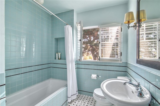 Detail Gallery Image 27 of 38 For 8246 4th St, Los Angeles,  CA 90048 - 2 Beds | 2 Baths