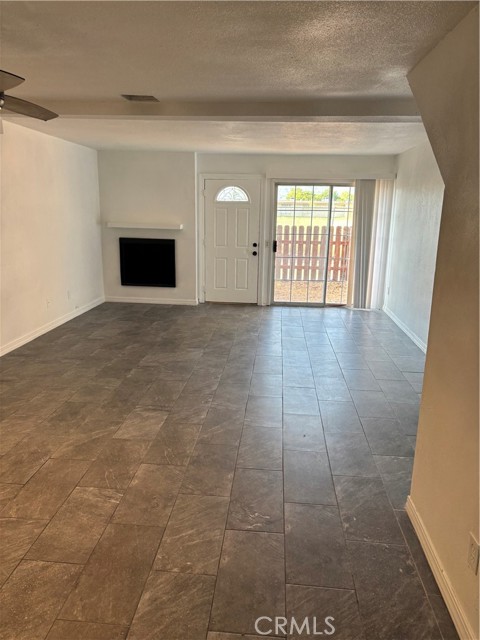 Detail Gallery Image 2 of 11 For 25180 5th St, San Bernardino,  CA 92410 - 3 Beds | 2/1 Baths