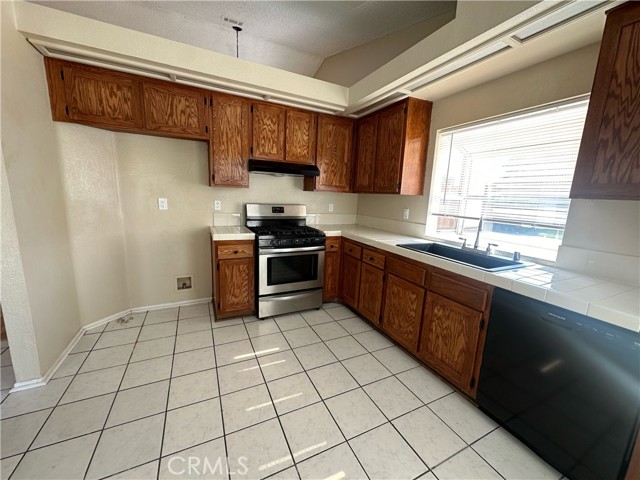 Detail Gallery Image 4 of 11 For 122 Plymoth, San Bernardino,  CA 92408 - 4 Beds | 2 Baths