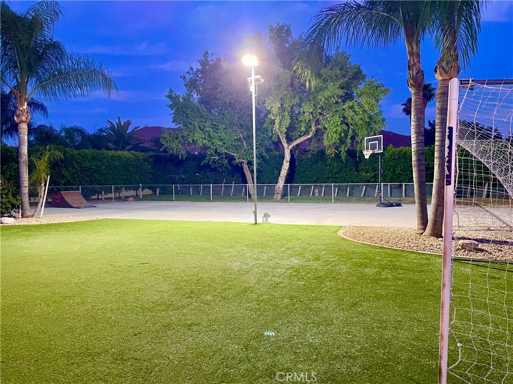 https://media.crmls.org/medias/d1948ef8-e9ac-4d02-bfc5-7ace0bf5e4e7.jpg?preset=X-Large