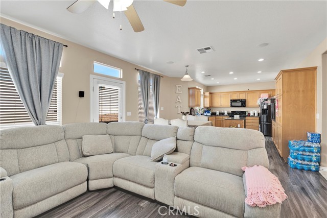8846 Tamarisk Avenue, Hesperia CA: https://media.crmls.org/medias/d196caf4-01c9-49e7-8eaa-d219247727fe.jpg