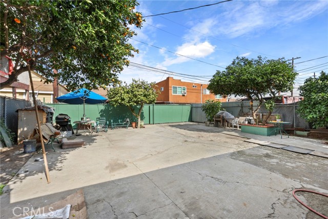 341 W 42nd St, Los Angeles CA: https://media.crmls.org/medias/d197789c-cb14-4272-a32c-be9ad17c5c81.jpg