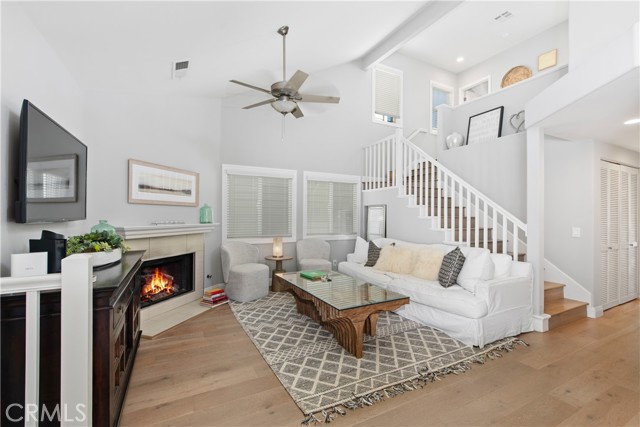 Detail Gallery Image 2 of 33 For 608 Poinsettia Ave #B,  Corona Del Mar,  CA 92625 - 2 Beds | 2 Baths