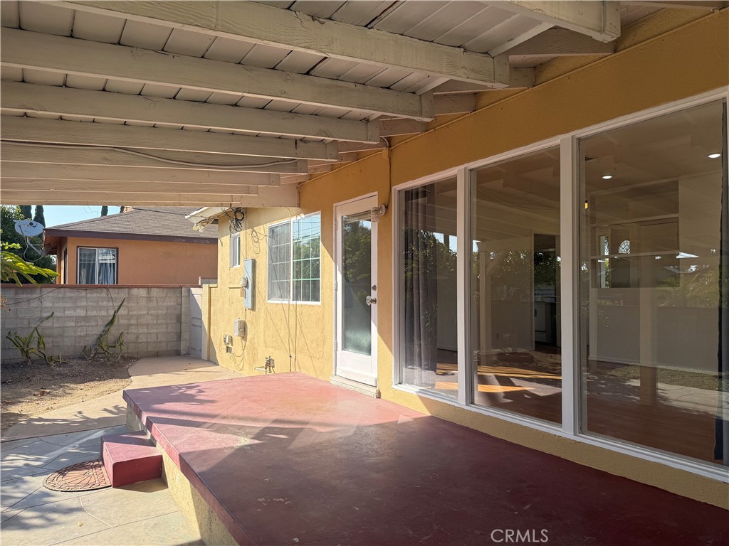 https://media.crmls.org/medias/d1a421f6-88e7-4d04-975b-581f6c092061.jpg?preset=X-Large