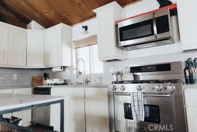 1029 W Aeroplane Boulevard, Big Bear City CA: https://media.crmls.org/medias/d1a765f2-022f-47f1-a932-dcb3e84fbccf.jpg
