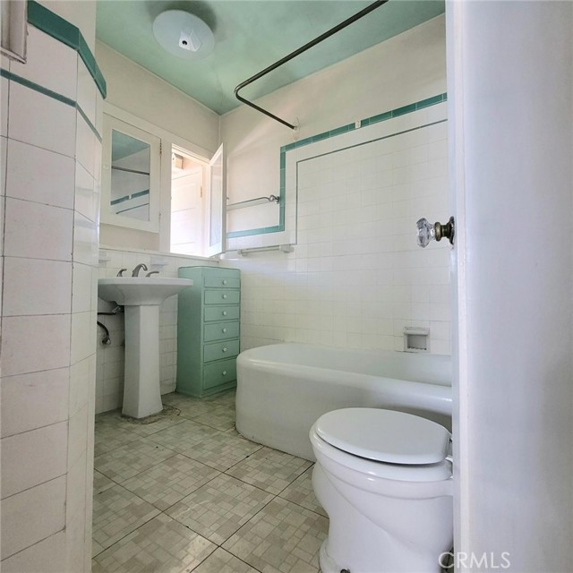 4214 Rosewood Avenue, Los Angeles CA: https://media.crmls.org/medias/d1a978d2-1a01-45b7-871b-16fed923b18b.jpg