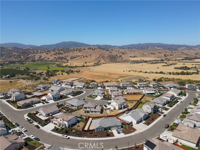 208 Luna Way, Hollister CA: https://media.crmls.org/medias/d1ab1bf0-6080-494b-a709-2e29d53b2600.jpg