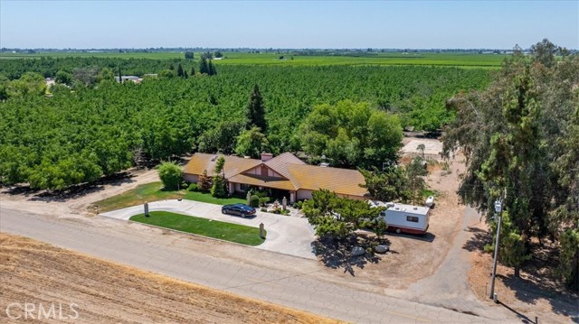 13715 E Nebraska Avenue, Kingsburg CA: https://media.crmls.org/medias/d1ad91fa-4fe6-4d0f-9363-ba793fd37041.jpg