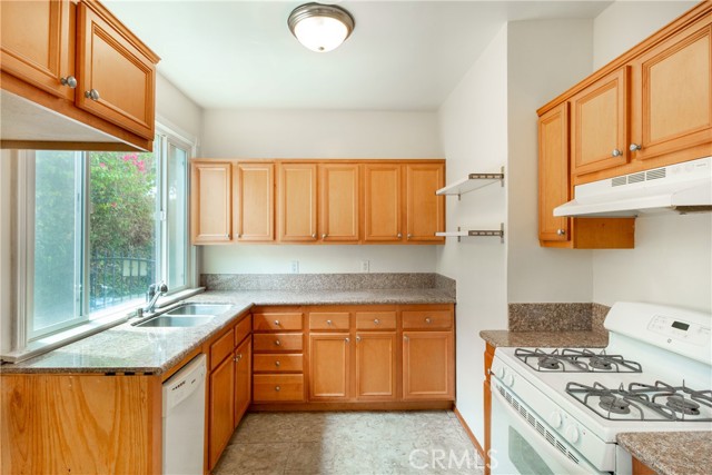 Detail Gallery Image 5 of 9 For 6329 Warner Dr, Los Angeles,  CA 90048 - 3 Beds | 2/1 Baths