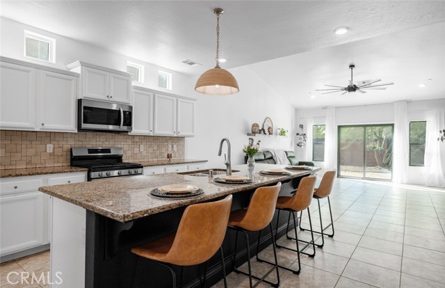 Detail Gallery Image 9 of 38 For 2027 W Babcock, Visalia,  CA 93291 - 4 Beds | 2/1 Baths