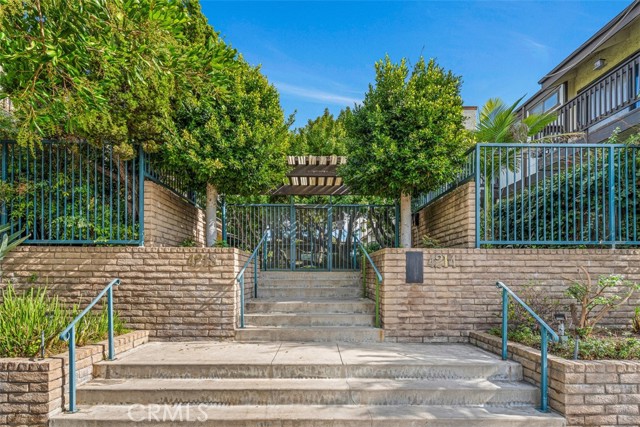 Detail Gallery Image 2 of 53 For 4218 Troost #20,  Studio City,  CA 91604 - 3 Beds | 2/1 Baths