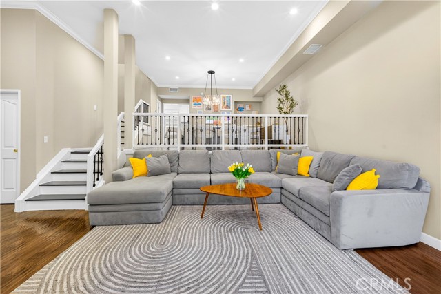 Detail Gallery Image 8 of 36 For 5240 Yarmouth, Encino,  CA 91316 - 3 Beds | 2/1 Baths