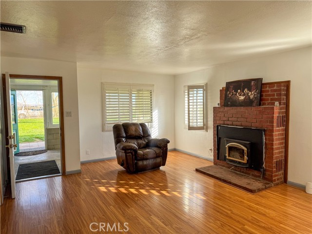Detail Gallery Image 3 of 34 For 44665 95th, Lancaster,  CA 93535 - 3 Beds | 1 Baths