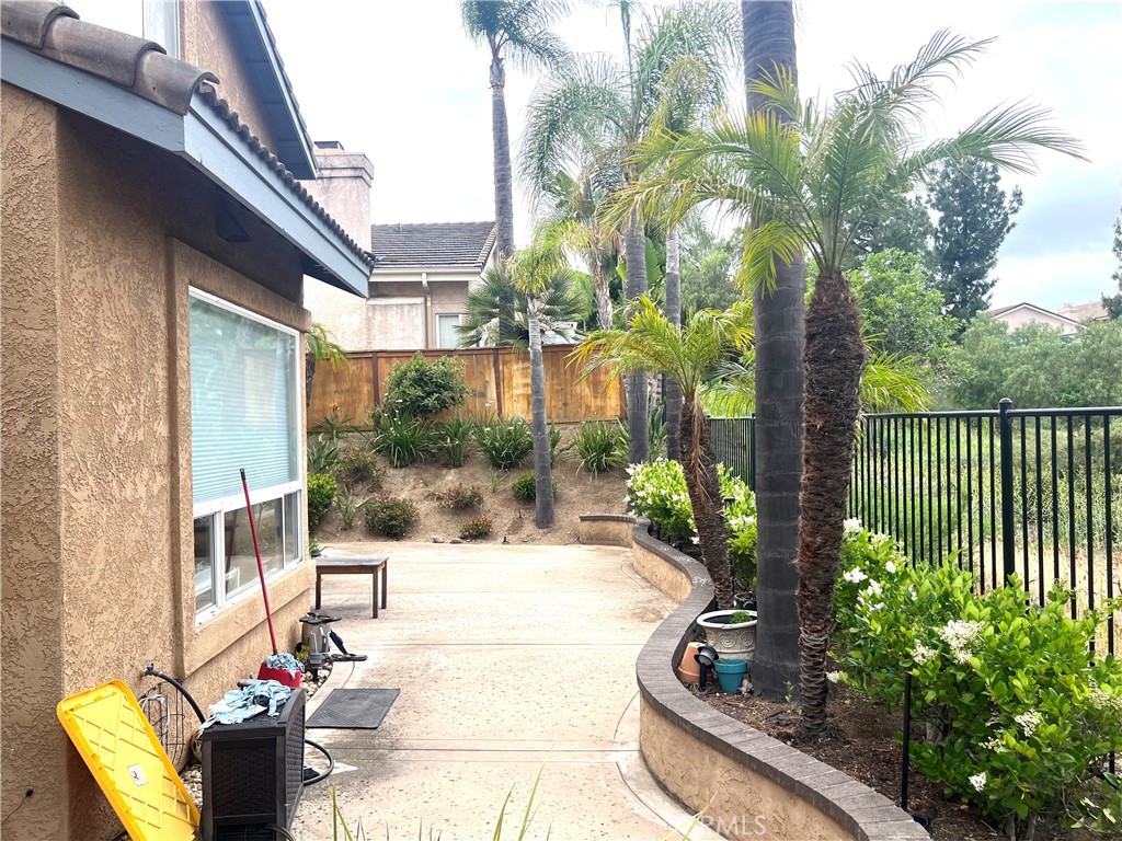 https://media.crmls.org/medias/d1b64045-ad2f-4600-93bd-474486c7bb72.jpg?preset=X-Large