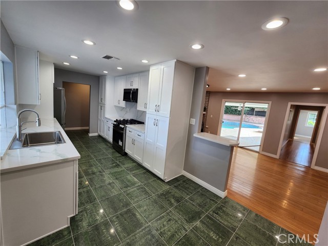 Detail Gallery Image 11 of 34 For 22240 Burton, Canoga Park,  CA 91304 - 4 Beds | 3 Baths