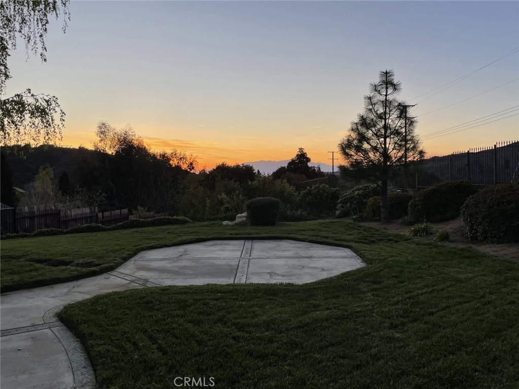 https://media.crmls.org/medias/d1b83158-580c-4c92-984d-7d2d7056d694.jpg?preset=X-Large