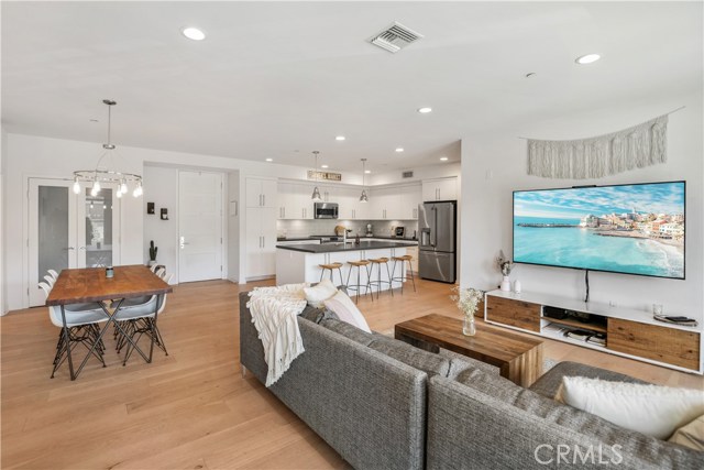 Detail Gallery Image 13 of 42 For 4240 Laurel Canyon Bld #208,  Studio City,  CA 91604 - 3 Beds | 3/1 Baths