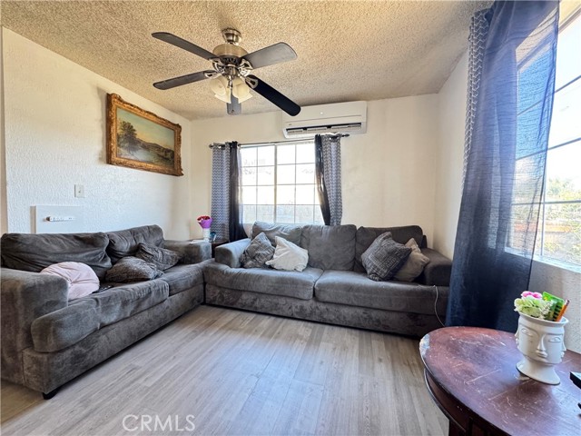 Detail Gallery Image 3 of 10 For 13745 Louvre St, Pacoima,  CA 91331 - 6 Beds | 4 Baths