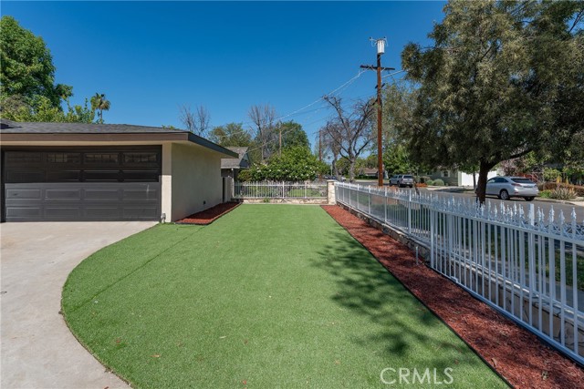 Detail Gallery Image 3 of 51 For 6539 Noble Avenue, Van Nuys,  CA 91411 - 4 Beds | 4 Baths