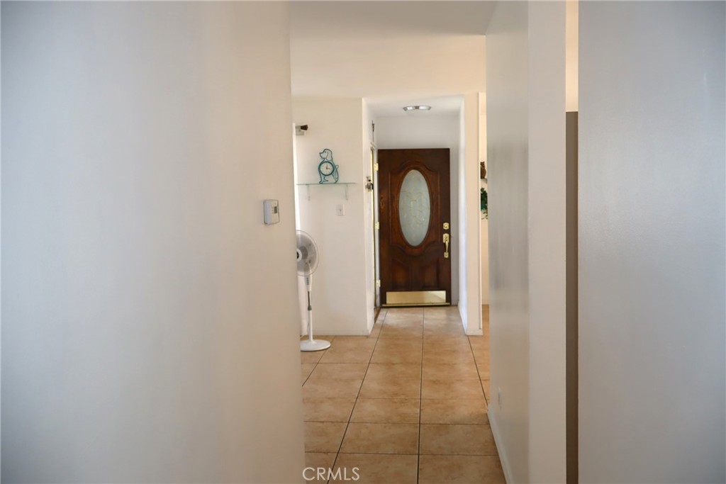 https://media.crmls.org/medias/d1beed8d-ad27-4db3-9c1b-bac184173a4b.jpg?preset=X-Large