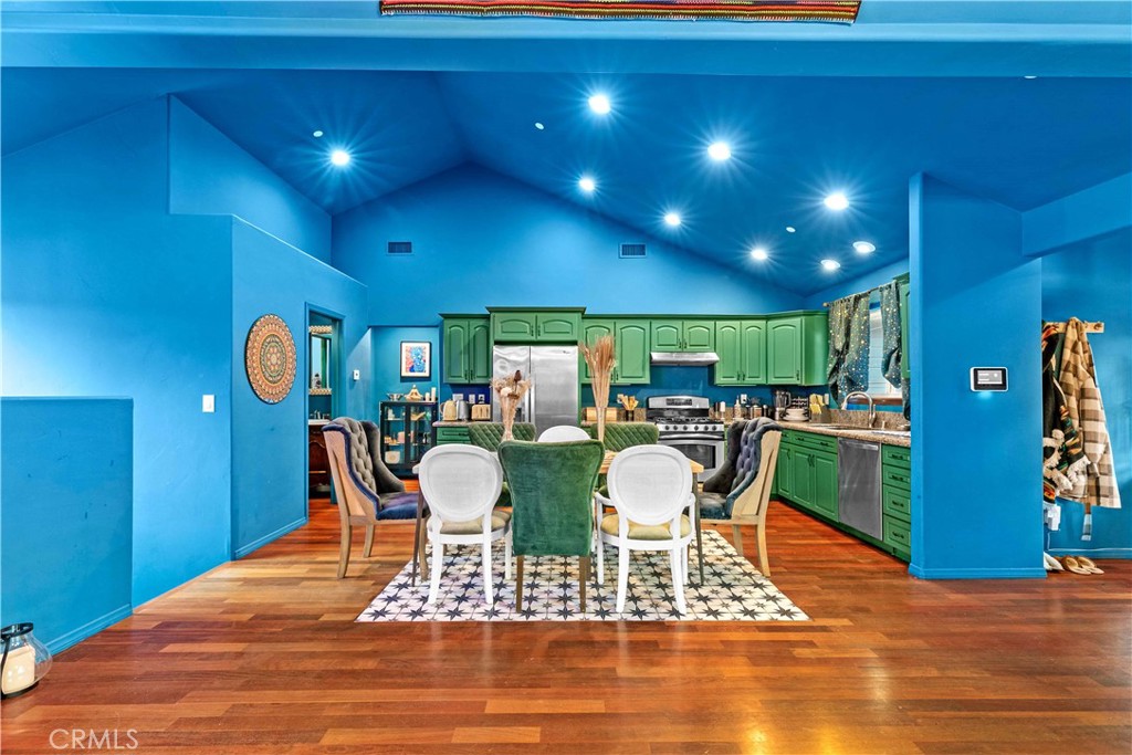 https://media.crmls.org/medias/d1c0126d-db6c-49bf-9719-621a38b55970.jpg?preset=X-Large