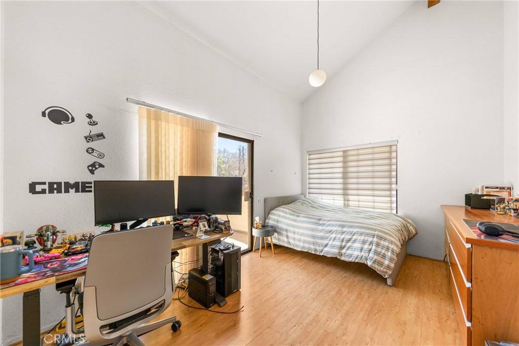 https://media.crmls.org/medias/d1c0442a-dbfb-4230-ab6c-4679bf8bb5cd.jpg?preset=X-Large