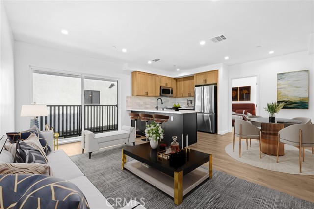 Detail Gallery Image 30 of 36 For 1342 Kingsley #1,  Los Angeles,  CA 90027 - 4 Beds | 4/1 Baths