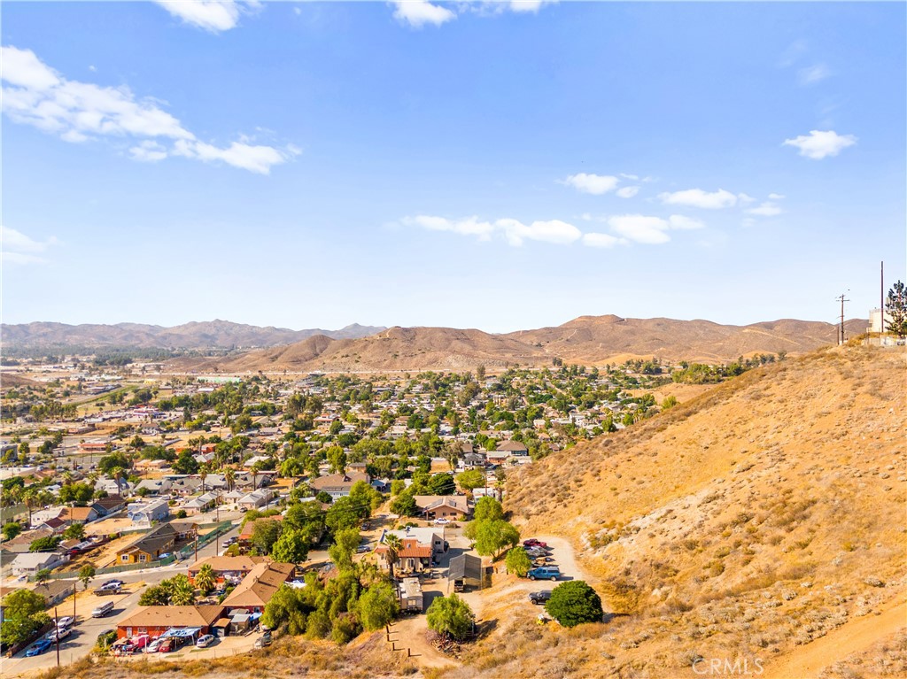 https://media.crmls.org/medias/d1c269aa-b2bf-4f4e-9b9b-eeca39b81a73.jpg?preset=X-Large