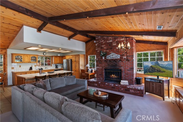 Detail Gallery Image 6 of 46 For 43659 Wolf Rd, Big Bear Lake,  CA 92315 - 4 Beds | 2 Baths