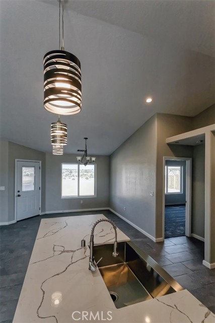 Detail Gallery Image 4 of 29 For 10399 Fifth Ave, Hesperia,  CA 92345 - 4 Beds | 2/1 Baths