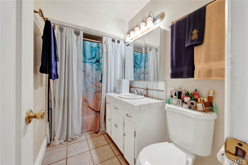 https://media.crmls.org/medias/d1c9b407-0365-4858-8431-6a93caed4752.jpg?preset=X-Large
